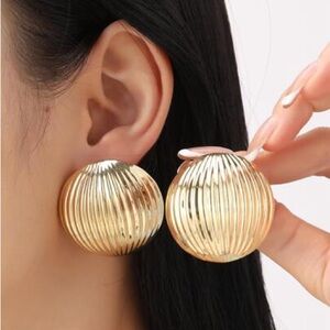 Gold Tone Round Vertical Stripe Stud Earrings